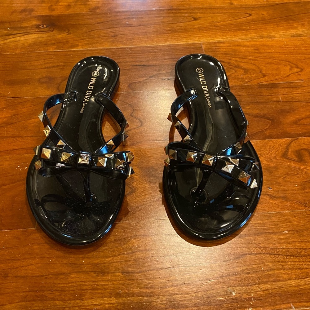 NWOT Studded bow black plastic flip flops, size 5